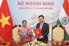 Phó Thủ tướng, Bộ trưởng Bộ Ngoại giao Phạm Bình Minh và Bộ trưởng Bộ Ngoại giao Ấn Độ Sushma Swaraj tại lễ ký Biên bản thỏa thuận của Kỳ họp. (Ảnh: Lâm Khánh/TTXVN)
