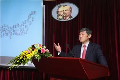 Giáo sư Shinichi Kitaoka, Chủ tịch Cơ quan Hợp tác Quốc tế Nhật Bản (JICA) thuyết trình. (Ảnh: Nguyễn Dân/TTXVN)