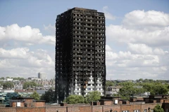 Tòa chung cư Grenfell Tower ở London bị thiêu rụi sau hỏa hoạn ngày 15/6/2017. (Nguồn: AFP/TTXVN)