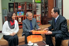 Chủ tịch nước Trần Đại Quang đến thăm, chúc Tết giáo sư, tiến sỹ khoa học Nguyễn Khoa Sơn. (Ảnh: Nhan Sáng/TTXVN)
