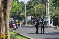 Cảnh sát gác tại hiện trường vụ nổ bom ở Surabaya, Đông Java, Indonesia ngày 13/5. (Nguồn: THX/TTXVN)