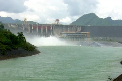 Hồ thủy điện Tuyên Quang mở một cửa xả đáy để đảm bảo an toàn cho hồ chứa. (Ảnh: Văn Tý/TTXVN)