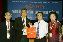 Phó Chủ tịch, Tổng Thư ký Ủy ban Trung ương Mặt trận Tổ quốc Việt Nam Hầu A Lềnh tặng quà cho các kiều bào. (Ảnh: Nguyễn Dân/TTXVN)