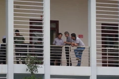 Tổ công tác làm nhiệm vụ xác minh điểm thi tại Sơn La. (Ảnh: Hữu Quyết/TTXVN)