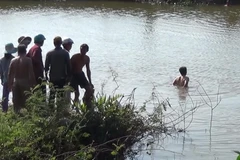 Hiện trường khúc sông các nạn nhân bị đuối nước. (Ảnh: Phước Ngọc/TTXVN)