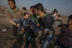 Người biểu tình Palestine bị thương trong cuộc xung đột với binh lính Israel tại biên giới Gaza-Israel ngày 15/5. (Nguồn: EPA/TTXVN)
