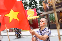 Cổ động viên Thủ đô chuẩn bị cờ, băngrôn… tiếp lửa cho thầy trò Huấn luyện viên Park Hang-seo. (Ảnh: Thanh Tùng/TTXVN)