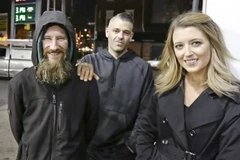 Người đàn ông vô gia cư Johnny Bobbitt và vợ chồng Kate McClure. (Nguồn: AP)