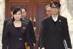 Trưởng phái đoàn Hàn Quốc Yun Sang (phải) và đại diện đồng cấp Triều Tiên Hyon Song-wol tới cuộc gặp ở làng đình chiến Panmunjom ngày 20/3. (Nguồn: Yonhap/TTXVN)