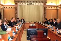 Ông Lê Thanh Liêm, Phó Chủ tịch Thường trực UBND Thành phố Hồ Chí Minh tiếp đoàn công tác của bang Rheinland Pfalz, Đức. (Ảnh: Xuân Khu/TTXVN)