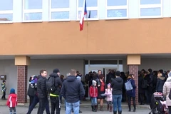 Cử tri đi bỏ phiếu. (Ảnh: Trần Quang Vinh/Vietnam+)