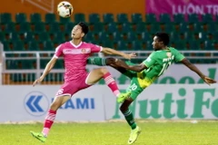 Pha tranh bóng giữa tiền vệ Thành Tín (Sài Gòn FC) và tiền đạo Patiyo (Xổ số kiến thiết Cần Thơ). (Ảnh: Quang Nhựt/TTXVN)