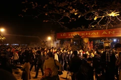 Du khách thập phương đến xin ấn và lễ từ rất sớm tại Đền Trần. (Ảnh: TTXVN)