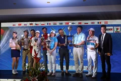 Ông Đoàn Xuân Hưng, Đại sứ Việt Nam tại Đức, trao giải cho tay golf có thành tích tốt nhất. (Ảnh: Phạm Thắng/Vietnam+)