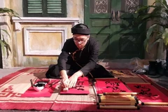 Ông đồ viết thư pháp tại chương trình Tết Việt. (Ảnh: Đinh Thuận/TTXVN)