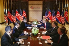 Tổng thống Mỹ Donald Trump (thứ 3, phải) và nhà lãnh đạo Triều Tiên Kim Jong-un (thứ 3, trái) trong cuộc hội đàm tại Singapore ngày 12/6. (Nguồn: THX/TTXVN)