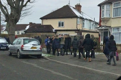 Học sinh sơ tán khỏi một trường học. (Nguồn: Mirror)