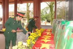 Cán bộ chiến sỹ đến thắp hương tri ân các anh hùng liệt sỹ. (Ảnh: Thanh Thủy/TTXVN)