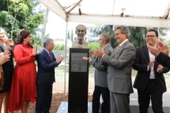 Đại sứ Nguyễn Hoài Dương, Thị trưởng Enrique Ibarra Pedroza cùng các quan chức chính quyền thành phố Guadalajara khánh thành tượng Bác. (Ảnh: Việt Hùng/Vietnam+)