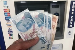 Kiểm tiền lira tại Istanbul, Thổ Nhĩ Kỳ. (Ảnh: THX/TTXVN)