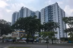 Chung cư Carina Plaza sau hơn 2 tháng xảy ra vụ cháy. Việc sửa chữa khắc phục vẫn chưa được tiến hành. (Ảnh: Thanh Vũ/TTXVN)