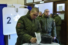 Cử tri Nga bỏ phiếu tại một điểm bầu cử ở thủ đô Moskva ngày 18/3. (Nguồn: AFP/TTXVN)