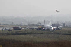 Một chiếc máy bay đã bị trượt ra khỏi đường băng 30m, lao vào đồng cỏ và mắc kẹt trong bùn. (Nguồn: Kathmandupost)