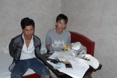 Các đối tượng bị bắt cùng tang vật của vụ án. (Ảnh: Cao Nguyên/TTXVN)