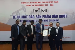 Trao giấy chứng nhận Nhà phân phối độc quyền các sản phẩm dầu nhớt mang thương hiệu Emi Oil. (Nguồn: Vietnam+)