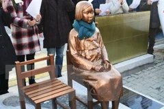 Bức tượng cô gái trẻ tượng trưng cho những người phụ nữ bị ép buộc mua vui cho binh sỹ Nhật Bản trong Chiến tranh Thế giới thứ hai bên ngoài Lãnh sự quán Nhật Bản ở Busan. (Nguồn: Kyodo/TTXVN)