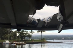 Phần mái tàu bị hỏng nặng. (Nguồn: NPR)