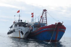 Tàu của lực lượng chức năng Quảng Bình áp sát kiểm tra tàu vi phạm ngày 20/5/2017. (Ảnh: Đức Thọ/TTXVN)