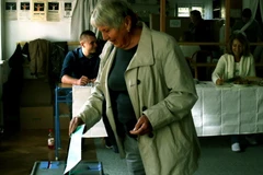 Phần lớn các cử tri trong ngày bỏ phiếu đầu tiên là người về hưu. (Ảnh: Trần Quang Vinh/Vietnam+)