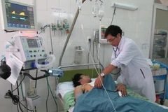 Một bệnh nhân bị dao đâm thủng tim đang được điều trị. (Ảnh minh họa. Nguồn: TTXVN)