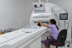 Bệnh nhi đầu tiên chuẩn bị được xạ hình. (Ảnh: Đinh Hằng/TTXVN)