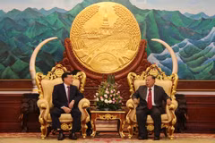 Tổng Bí thư, Chủ tịch nước Lào, Bounnhang Vorachith tiếp ông Nguyễn Hòa Bình. (Ảnh: Phạm Kiên/TTXVN)