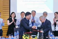 Phó Tổng Giám đốc Petrolimex Vương Thái Dũng và Giám đốc điều hành JCCP Eiji Hiraoka ký thỏa thuận hợp tác. (Nguồn: Petrolimex)