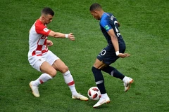 Pha tranh bóng giữa tiền đạo Pháp Kylian Mbappe (phải) với tiền đạo Croatia Ivan Perisic (trái) trong trận chung kết World Cup 2018. (Nguồn: AFP/TTXVN)