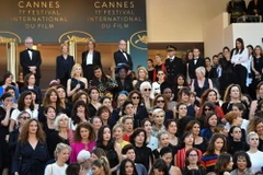 Các ngôi sao và nhà sản xuất phim tham gia biểu tình đòi cải thiện bình đẳng giới trên thảm đỏ của Liên hoan phim Cannes 2018 ở Cannes, miền nam Pháp ngày 12/5. (Nguồn: AFP/TTXVN)