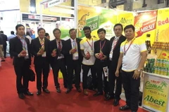 Giới thiệu quả thanh long của Bình Thuận tại hội chợ. (Nguồn: Vietnam+)