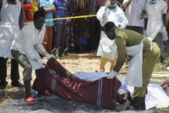 Chuyển thi thể nạn nhân vụ lật phà ở Tanzania. (Ảnh: AFP/TTXVN)