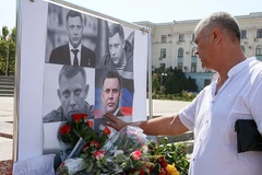 Một người đến đặt hoa tưởng nhớ ông Alexander Zakharchenko. (Nguồn: TASS)