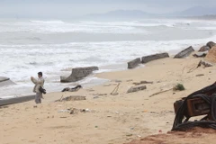 Những khối bêtông của tuyến kè chống xói lở bờ biển Tam Quan bị gãy. (Ảnh: Phạm Kha/TTXVN)