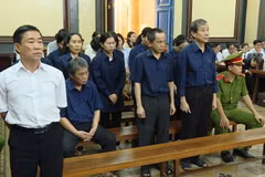 Các bị cáo đứng nghe đại diện Viện Kiểm sát Nhân dân luận tội trong phiên tòa ngày 23/5. (Ảnh: Trần Xuân Tình/TTXVN)
