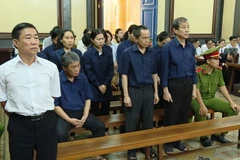 Các bị cáo đứng nghe đại diện Viện Kiểm sát Nhân dân luận tội trong phiên tòa ngày 23/5. (Ảnh: Trần Xuân Tình/TTXVN)