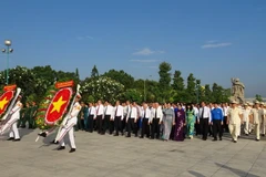 Đoàn đại biểu đến viếng và dâng hương tại Nghĩa trang liệt sỹ Thành phố Hồ Chí Minh. (Ảnh: Thế Anh/TTXVN)