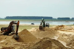 Một điểm khai thác cát xây dựng trong lòng hồ Dầu Tiếng. (Ảnh: Thanh Tân/TTXVN)