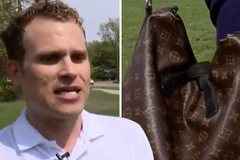 Anh Jerad Kluting và chiếc túi xách hàng hiệu ưa thích. (Nguồn: WOOD TV