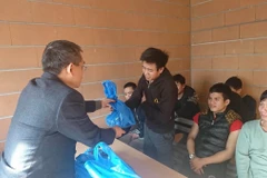 Đoàn công tác Đại sứ quán Việt Nam thăm, trao nhu yếu phẩm cho các công dân Việt Nam bị tạm giữ tại Coquelles hồi tháng 2/2018. (Ảnh minh họa. Nguồn: TTXVN)