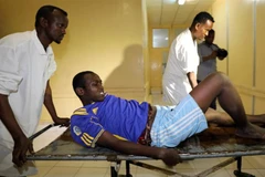 Người bị thương được đưa tới bệnh viện. (Nguồn: Reuters)